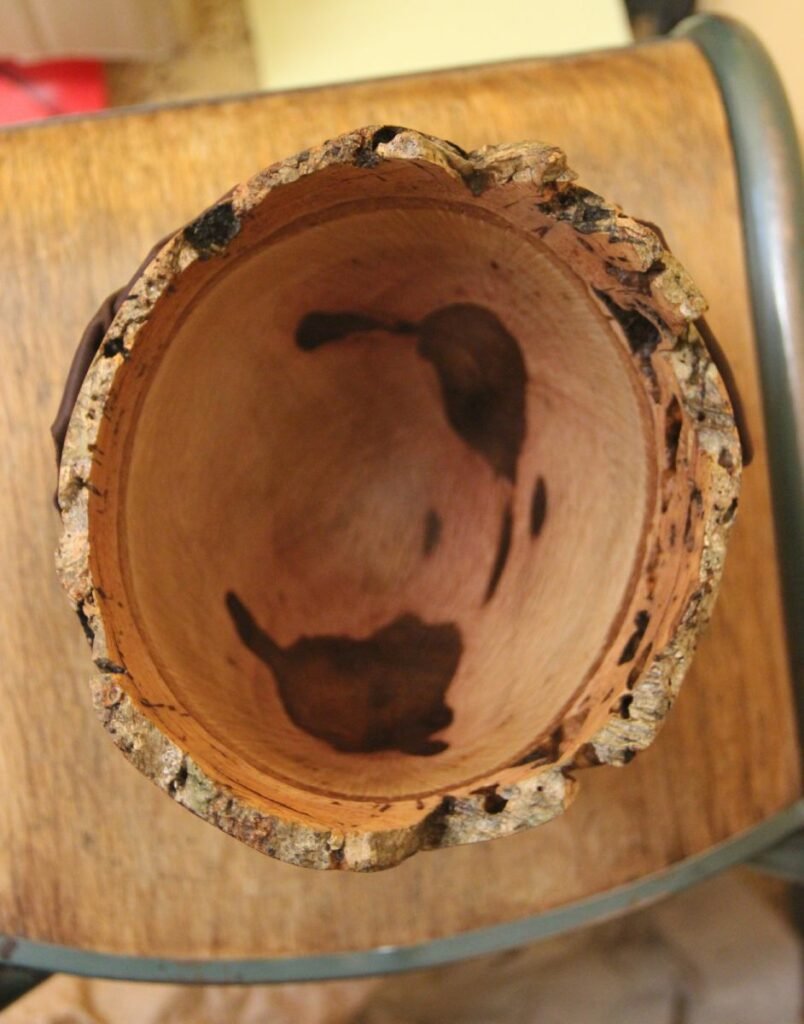 Vue du dessus de "Skin" - cuir et bois - création originale de Coralie Saramago