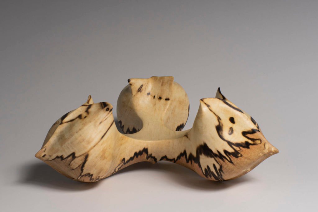 Vue globale de profil de "Graine de Liens", Trois cœurs unis, en bois de charme échauffé - création originale de Coralie Saramago
