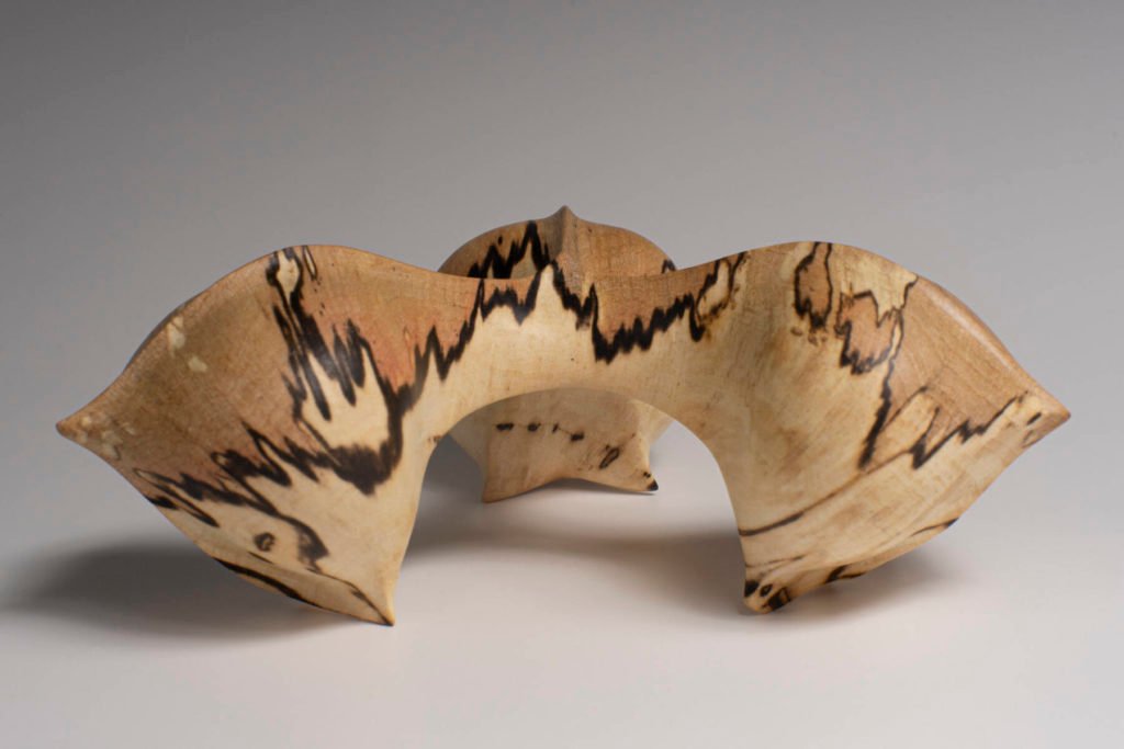 Vue artistique globale du profil retourné de de sculpture tournée "Graine de Liens", création originale de Coralie Saramago