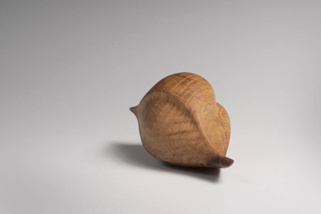 Vue du dessus de la sculpture tournée : "Graine d'Amour" (Graine en forme de coeur, en chêne blanc) - Création originale de Coralie Saramago