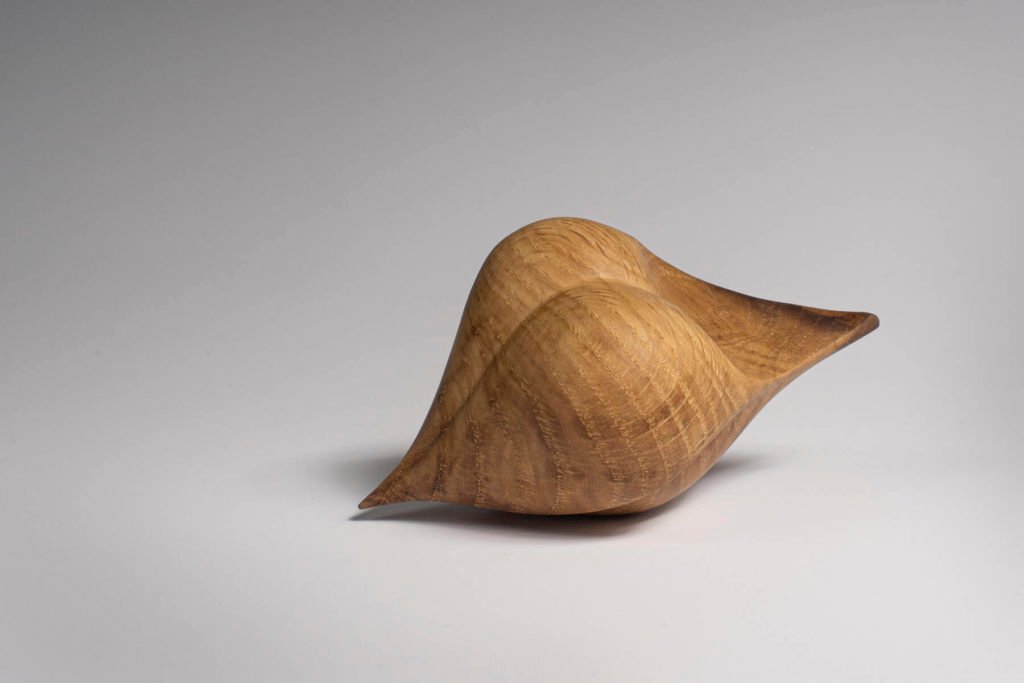 Vue globale de la sculpture tournée : "Graine d'Amour" (Graine en forme de coeur, en chêne blanc) - Création originale de Coralie Saramago