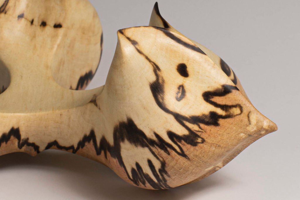 Vue détaillée du motif du bois de charme échauffé de la sculpture "Graine de Liens", création originale de Coralie Saramago