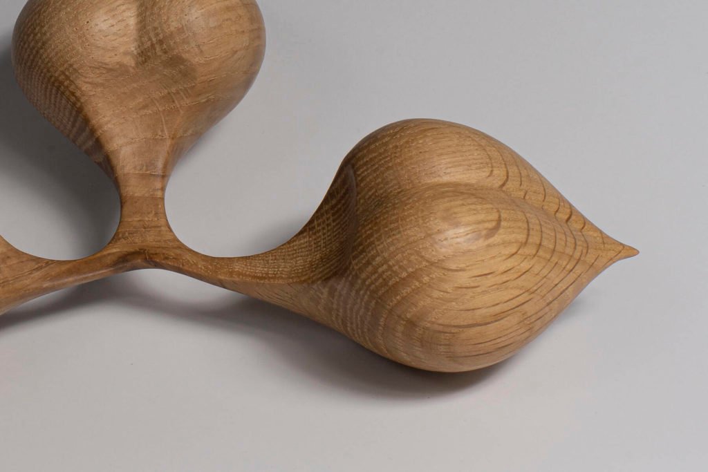 Vue détaillée de la graine de Liens en chêne blanc, création originale de Coralie Saramago 