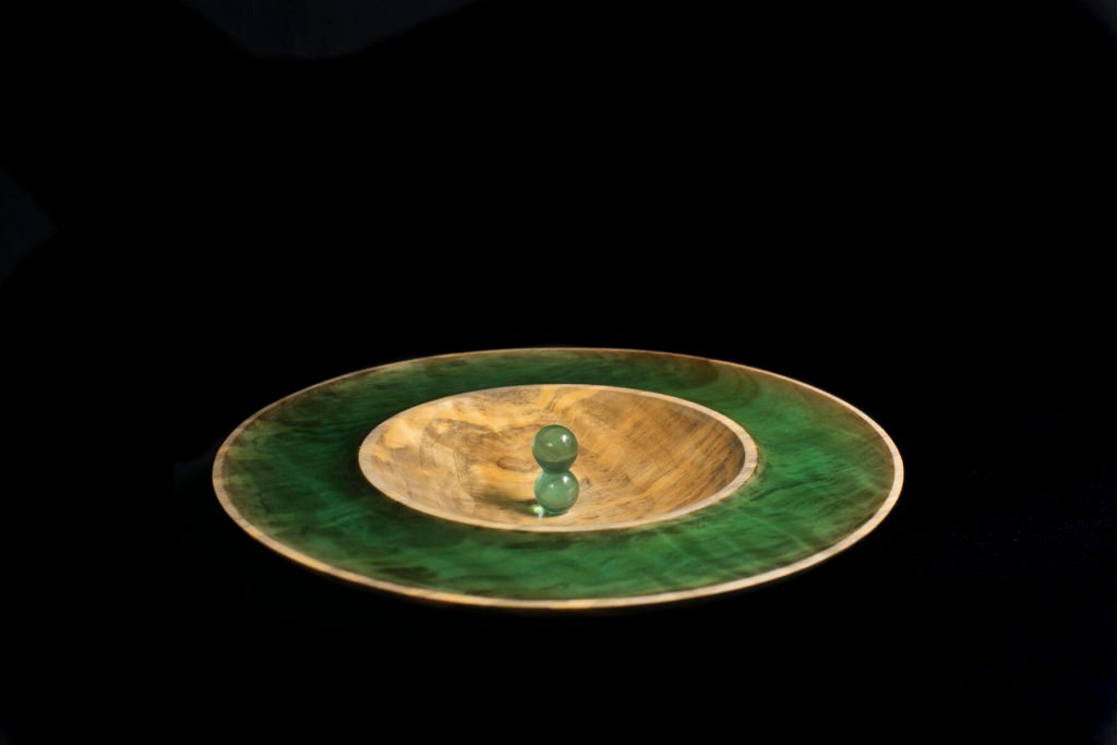 Photo de profil de "Eau Tour du Lac", pièce tournée en Magnolia avec résine coulée