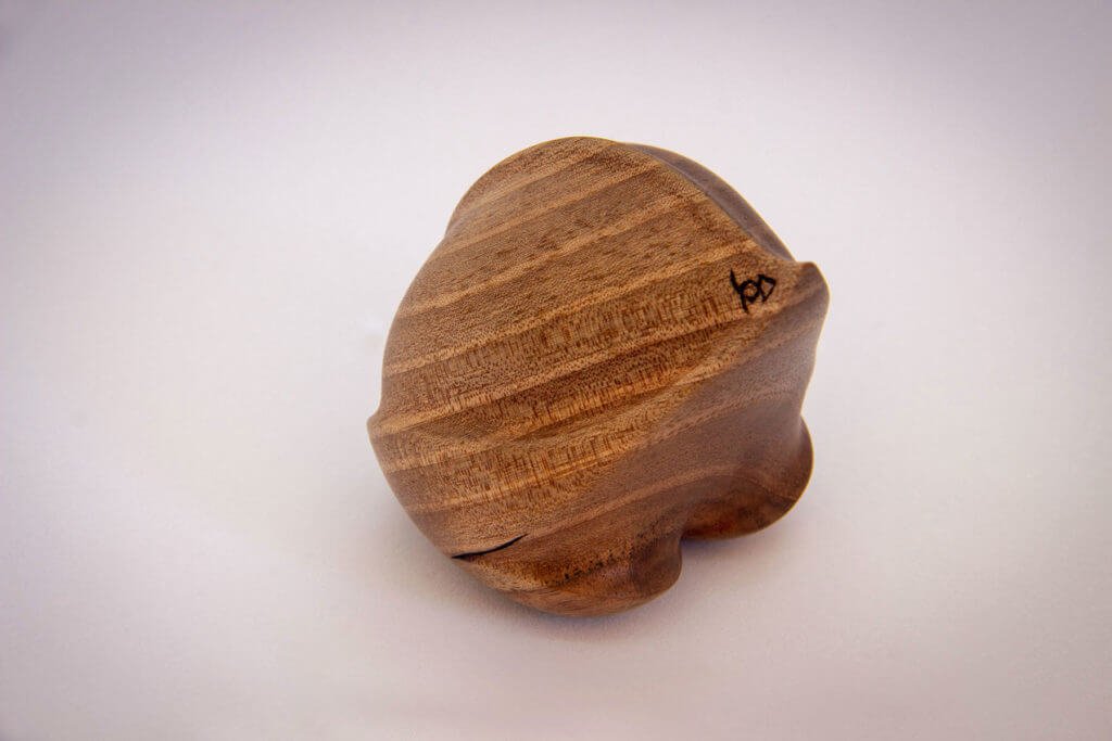 Vue de l'arrière de la sculpture tournée : "Graine d'Amour bustier" (sculpture sensorielle et ergonomique dans la main, inspirée par la forme du coeur, en noyer foncé) - Création originale de Coralie Saramago