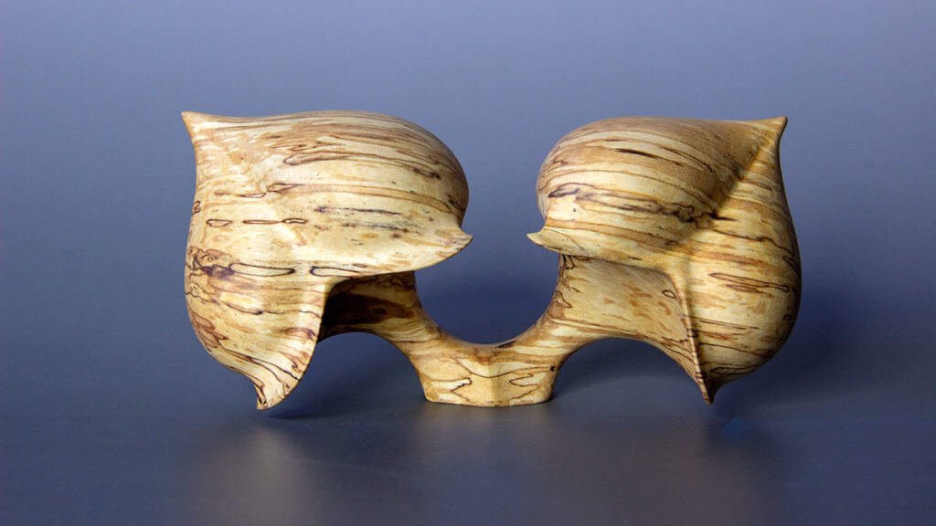 Vue de face de la sculpture tournée "graine de couple"  en bouleau échauffé composée de deux éléments en forme de coeurs non dissociables - Création originale de Coralie Saramago